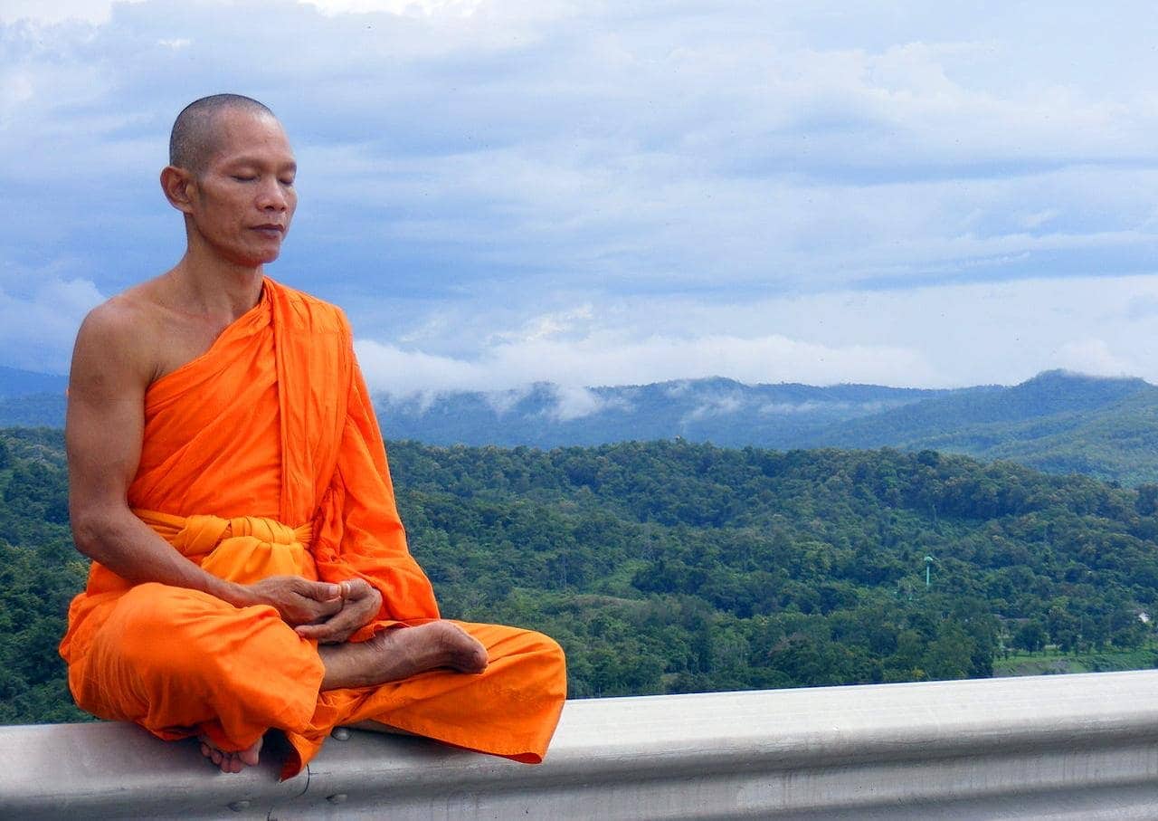 Theravada Buddhism na Tailândia, a principal religião do país 8 Meditação monge budista