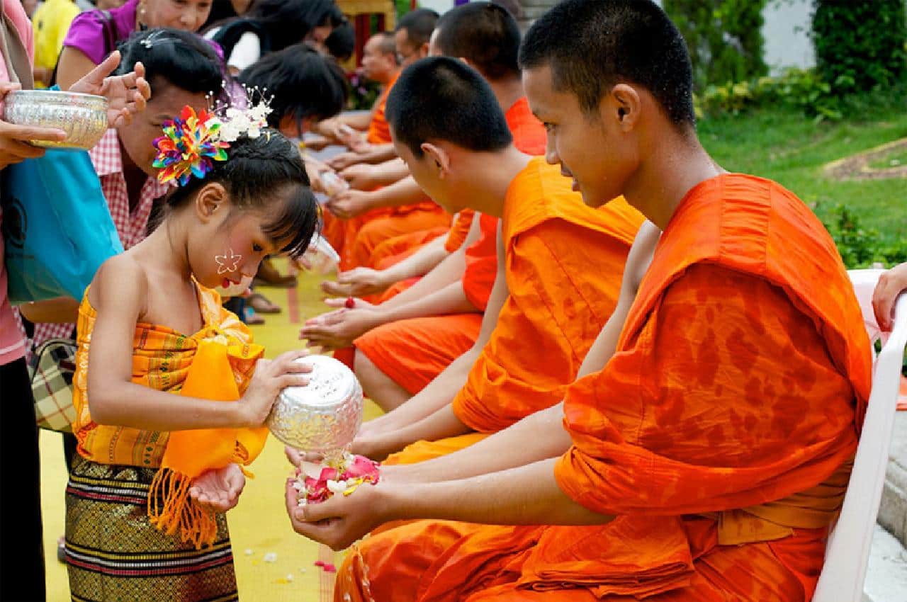 Theravada Buddhism na Tailândia, a principal religião do país 9 Monges Budistas Songkran